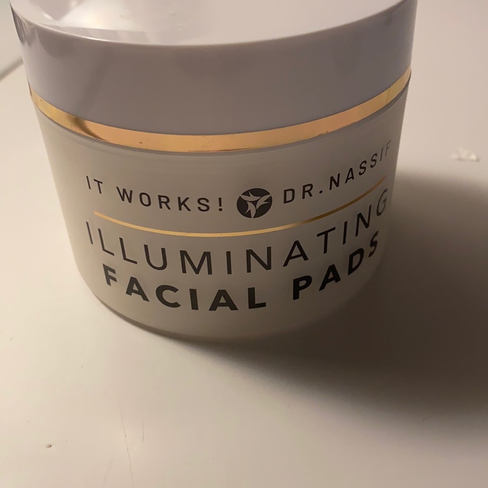 Dr. Nassif/ it works illuminating facial pads